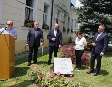 Spominsko ploščo so odkrili (od leve): Ciril Smrkolj, župan občine Puconci Uroš Kamenšek, Slavica Hozjan Sapač in predsednik Državnega sveta RS Marko Lotrič. (Foto: Franc Fortuna, Kmečki glas)