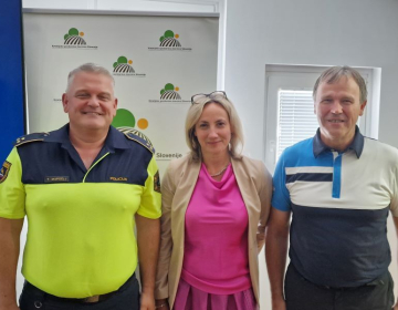 Predavanje o varnosti pri uporabi traktorjev v prometu sta pripravila policijski inšpektor Tomaž Murgelj in kmetijski svetovalec Kmetijsko-gozdarske zbornice Slovenije Marjan Dolenšek, prisotna pa je bila tudi Alberta Zorko, vodja JSKS