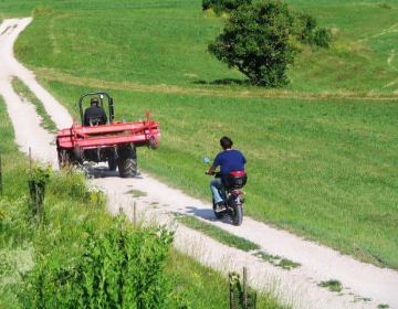 Velik delež javnih cest še vedno leži na zasebnih zemljiščih