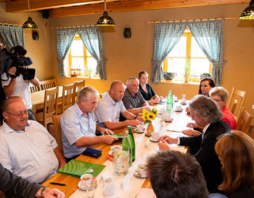 Srečanje nevladnih kmetijskih organizacij z vlado v Lipovcih (Foto: Vlada RS)