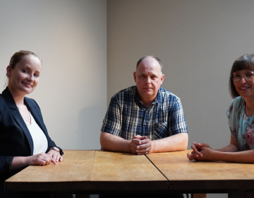 Od leve proti desni: Anja Kastelic, Robert Božič, Darja Ovsenik