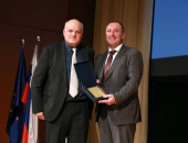 Predsednik KGZS Cvetko Zupančič je izročil zahvalo direktorju KIS Andreju Simončiču