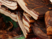 Slovenski potrošnik  ima v prodajnih vitrinah na voljo (pre)malo prašičjega mesa slovenskega porekla.