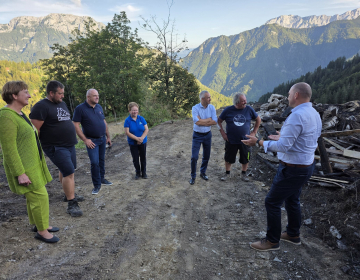 KGZS obiskala pogorelo Plodrovo domačijo: »Prizadete kmetije ne smejo ostati same«
