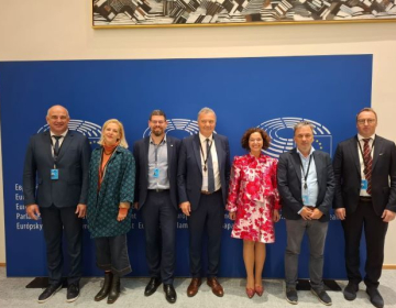 Sedem slovenskih predstavnikov v Evropskem ekonomskem socialnem odboru, prvi z leve je direktor KGZS Martin Mavsar.