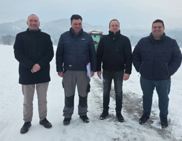 Na sliki (od leve proti desni): Predsednik KGZS dr. Jože Podgoršek, kmet Rok Satler, kmet Klemen Šalej in vodja Iniciative lastnikov kmetijskih in gozdnih zemljišč Spodnje Savinjske doline Rok Sedminek
