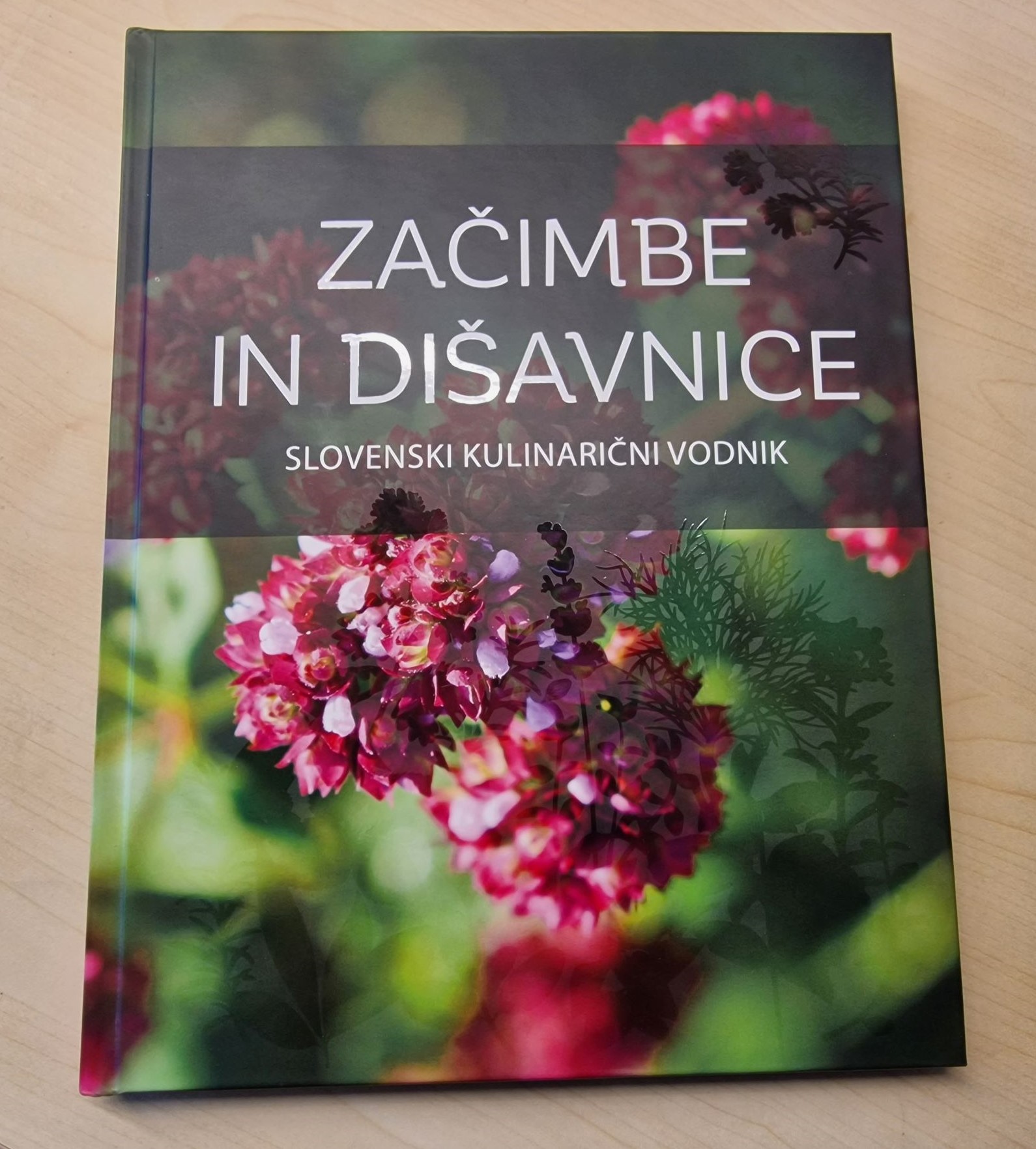 Knjiga, ki je lahko lepo darilo - Začimbe in dišavnice, slovenski kulinarični vodnik