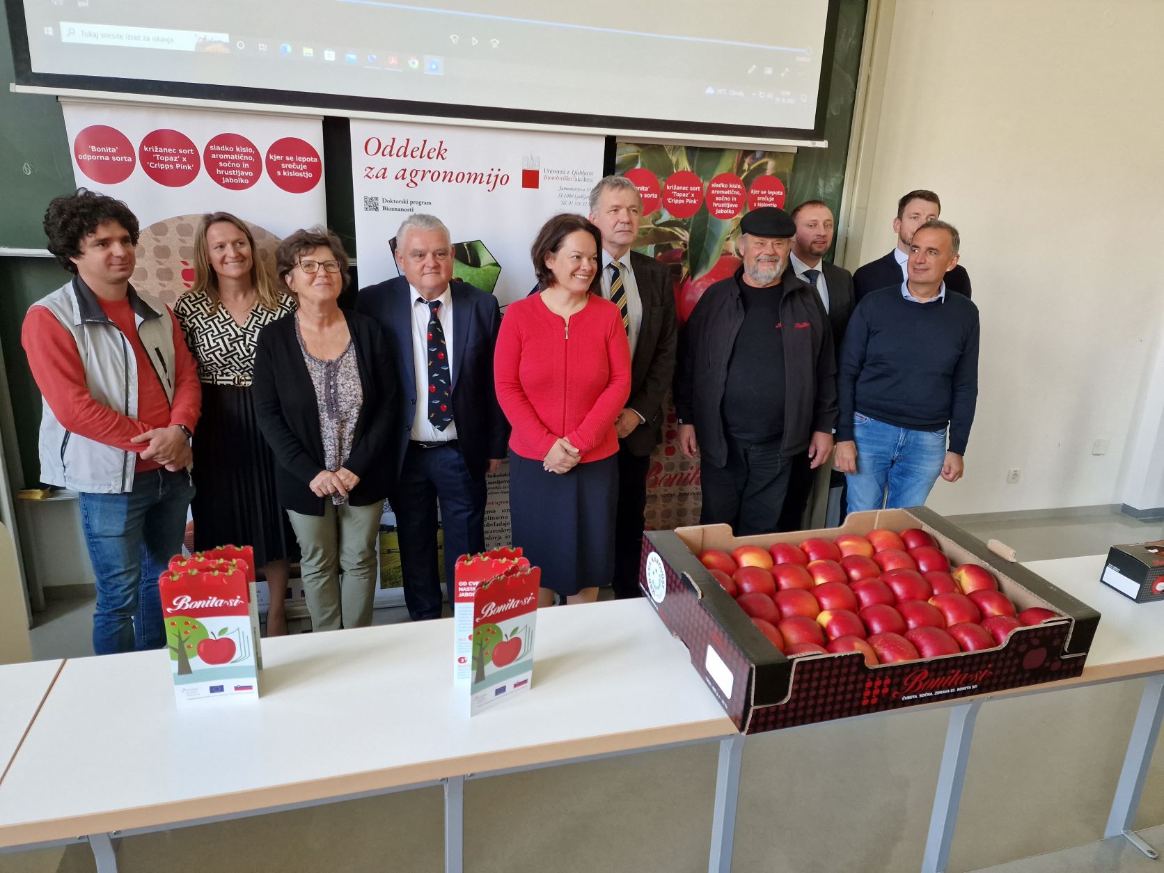 Na fotografiji od leve proti desni: Marko Krošelj; izr. prof. dr. Jerneja Jakopič; Andreja Brence; prof. dr. Franci Štampar; Tatjana Buzeti; prof. dr. Peter Bončina; Anton Koršič; Janez Pirc; Mauro Favot; Mario Šilec.