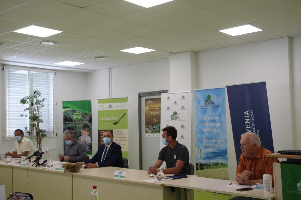 KGZS predstavila nov spletni portal slovenske hrane z bazo podatkov
