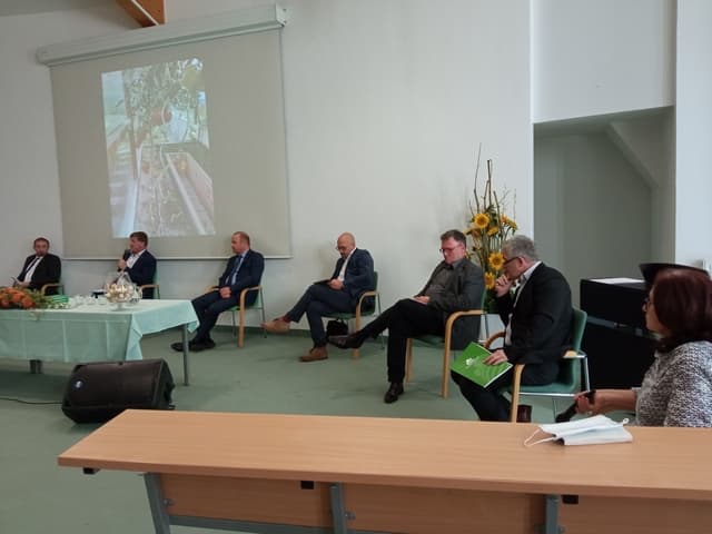 Na okrogli mizi sta sodelovala tudi predsednik KGZS Roman Žveglič in direktor KGZS Janez Pirc