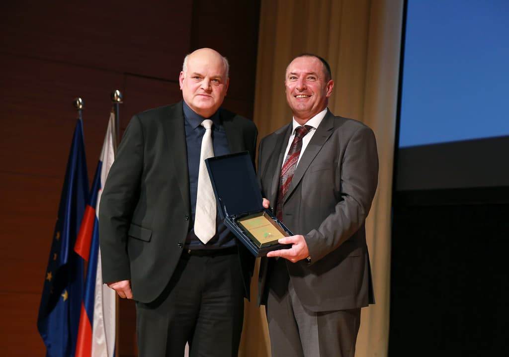 Predsednik KGZS Cvetko Zupančič je izročil zahvalo direktorju KIS Andreju Simončiču