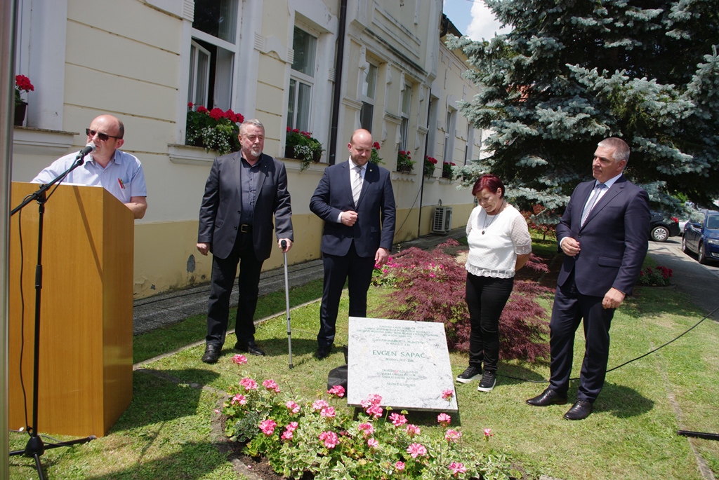 Spominsko ploščo so odkrili (od leve): Ciril Smrkolj, župan občine Puconci Uroš Kamenšek, Slavica Hozjan Sapač in predsednik Državnega sveta RS Marko Lotrič. (Foto: Franc Fortuna, Kmečki glas)