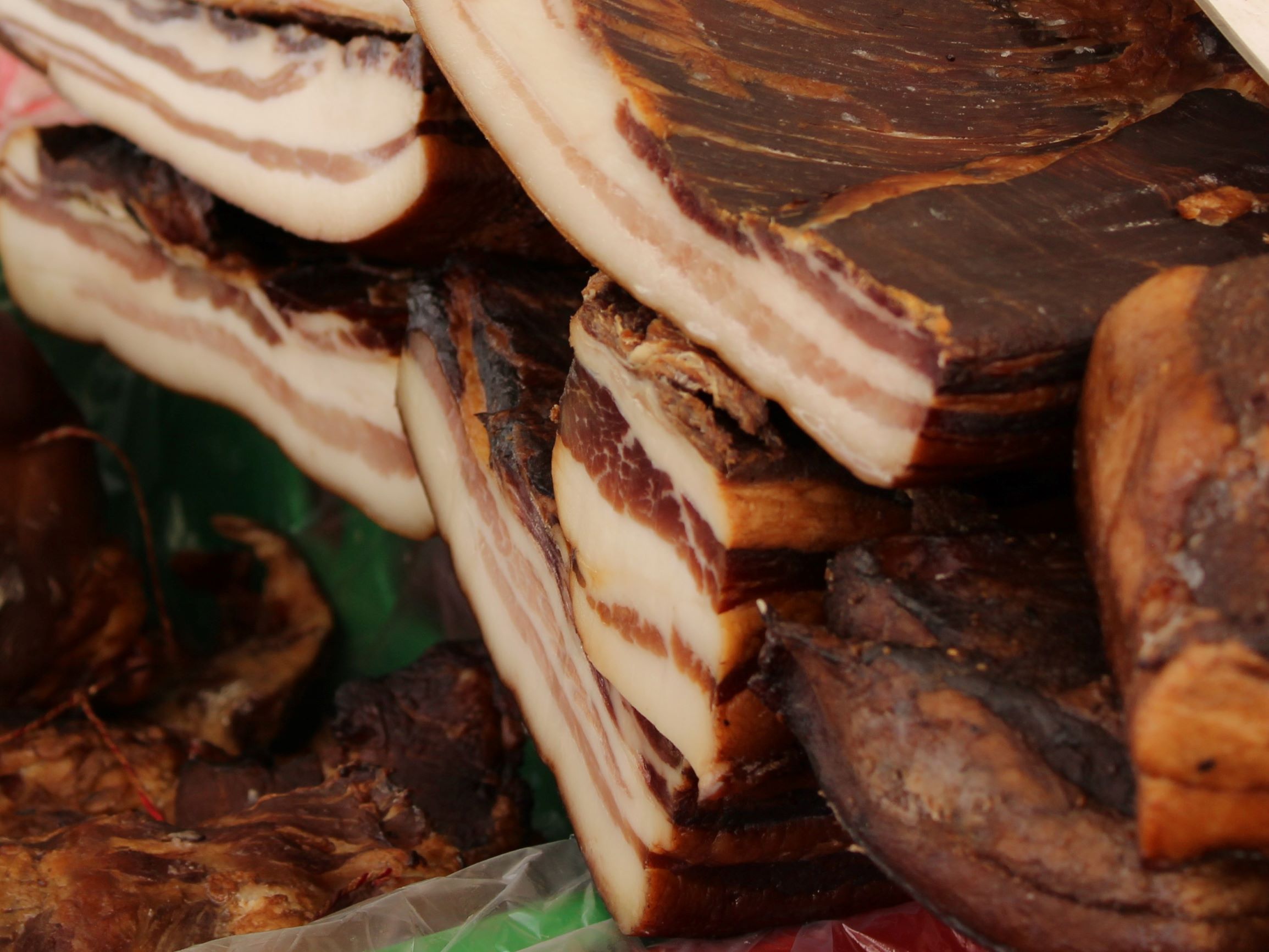 Slovenski potrošnik  ima v prodajnih vitrinah na voljo (pre)malo prašičjega mesa slovenskega porekla.