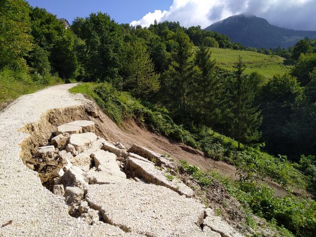 Poškodovanih za več kot 1500 km gozdnih cest