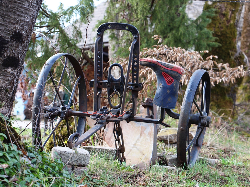 Na glavo obrnjen škorenj je znak nestrinjanja s preštevilnimi in nerazumnimi omejitvami, ki se jih nalaga kmetijstvu.