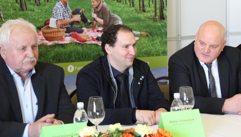 Na novinarski konferenci so med drugimi spregovorili (od leve): dosedanji predsednik ZTKS Venčeslav Tušar, novi predsednik Matija Vimpolšek in predsednik KGZS Cvetko Zupančič.