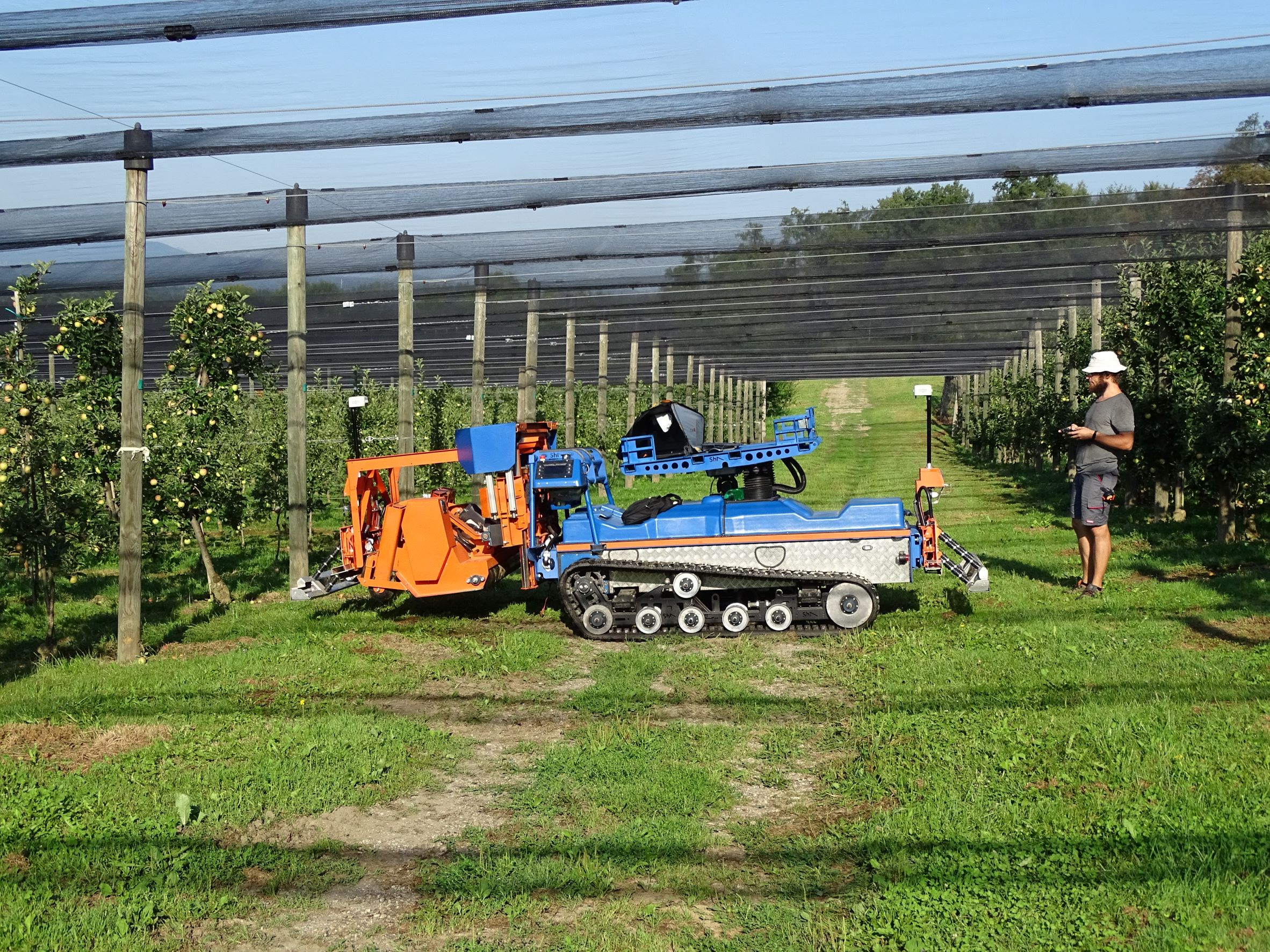 Strokovno srečanje o robotizaciji in avtonomnosti v sadjarstvu