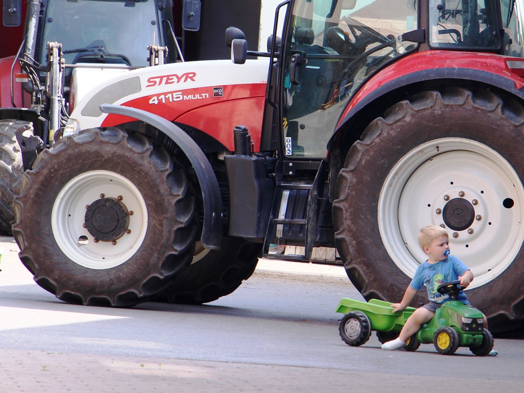 Omogočena izdaja dovoljenj za prvo registracijo traktorjev